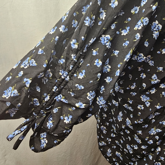 Madewell Womens Sz Medium Black Blue Floral 100% Silk Top Blouse Cinched Sleeve - Picture 4 of 8